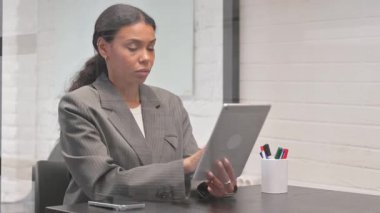 Afrikalı İş kadını Dijital Tablet üzerinde çalışıyor
