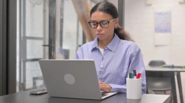 Çalışma Alanında Dizüstü bilgisayarda Yazan Afrikalı Kadın