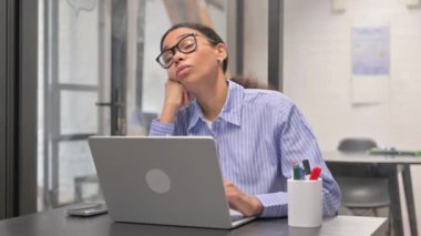 Dizüstü bilgisayarda çalışırken uyuyan Afrikalı Kadın