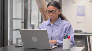 Dizüstü bilgisayarda Afrikalı Kadın Başarı Kutlaması