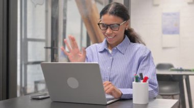 Laptop ile Video Sohbeti Yapan Afrikalı Kadın