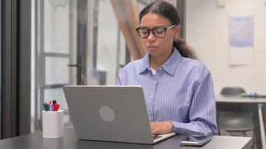 Gülümseyen Afrikalı Kadın Çalışma Alanında Kameraya Bakıyor