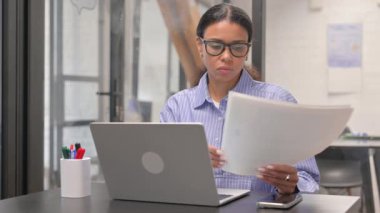 İş Raporu ve Laptop Üzerinde Çalışan Afrikalı Kadın