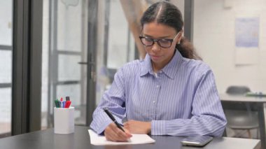 Çalışma Alanında Mektup Yazan Afrikalı Kadın