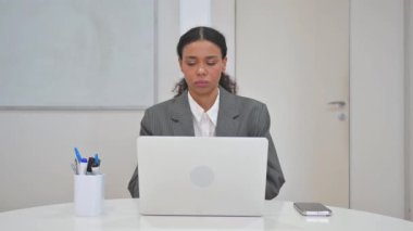 Öksüren Afrikalı İş Kadını Bilgisayarda Çalışıyor