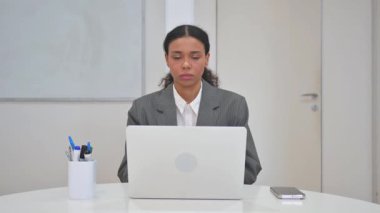 İş yerinde diş ağrısı olan Afrikalı İş Kadını