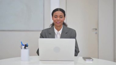 Afrikalı İş Kadınlarından Müşterilerle Çevrimiçi Video Sohbeti