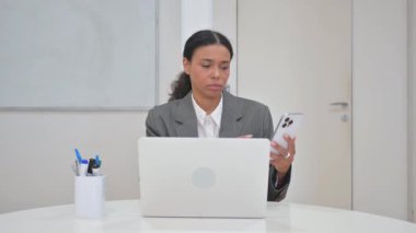 İş için Çoklu Sayısal Aygıt Kullanan Afrikalı İş Kadını