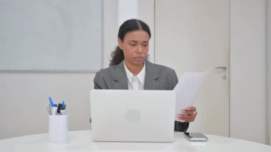 Belgeler ve Laptop Üzerinde Çalışan Afrikalı İş Kadını