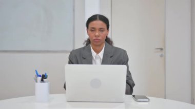 Afrikalı İş Kadını Ofiste Kameraya Bakıyor