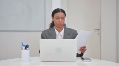 Dizüstü bilgisayar ve Belgelerde Çalışırken Kutlayan Kadın