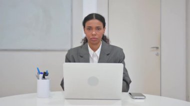 Şaşırmış Afrikalı İş Kadını Heyecanla Kameraya Bakıyor