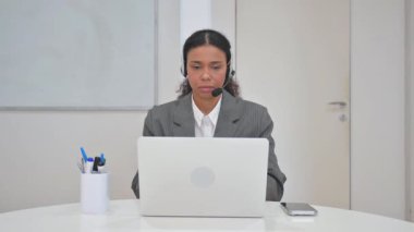 Arama Merkezinde Kulaklıklı Kadın Dizüstü bilgisayarda Yazıyor