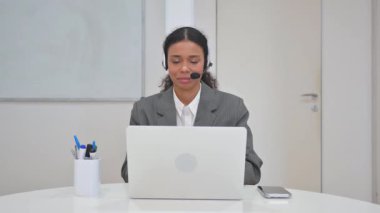 Çağrı Merkezi 'nde Kulaklıklı Kadın Baş Parmaklıyor