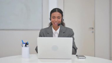 Kulaklıklı Kadın, Çağrı Merkezi 'nde Video Sohbeti Yapıyor