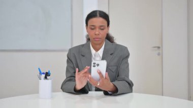 İş Kadınları Çalışma Alanında Telefonda Mesaj Yazıyor