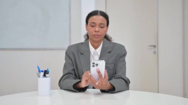 Afrikalı İş Kadını Telefonla Video Sohbeti Yapıyor