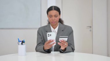 Afrikalı İş Kadınları Çevrimiçi Alışveriş Hatasına Akıllı Telefonla Tepki Veriyor