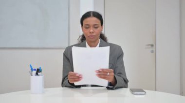 Başarılı İş Raporunu Kutlayan Afrikalı İş Kadını