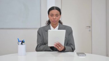 Video Sohbeti İçin Dijital Tablet Kullanan Afrikalı İş Kadını
