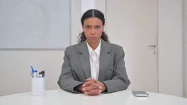 Ciddi Afrikalı İş Kadını Ofiste Kameraya Bakıyor