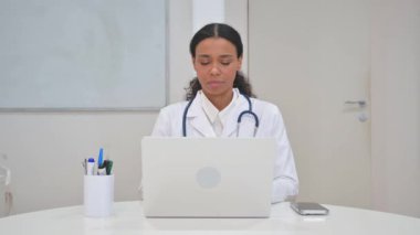 Dizüstü bilgisayarda çalışan Afrikalı Doktor 'dan Baş Parmakla