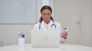 Akıllı Telefon ve Laptop kullanan Afrikalı Doktor