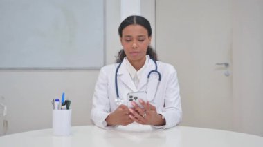 Klinikte Akıllı Telefon kullanan Afrikalı Doktor