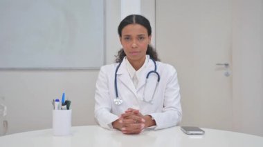 Kameraya Bakan Ciddi Afrikalı Doktor