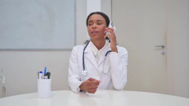 Klinikte Afrikalı Doktor Telefonda Konuşuyor