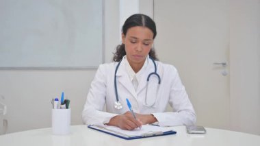 Afrikalı Doktor Tıbbi Rapor Üzerinde Çalışıyor