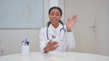 Afrikalı Doktor Klinikte Telefonla Video Sohbeti