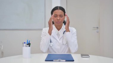 Klinikte Baş Ağrısı Olan Afrikalı Doktor