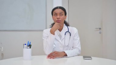 Klinikte otururken Afrikalı Doktor Beyin Fırtınası