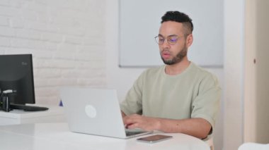 Çalışmak için Laptopta Yazan İspanyol Adam