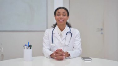 Afrikalı Doktor Klinikte Video Sohbeti