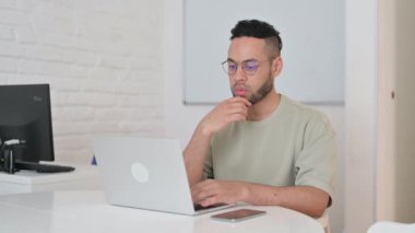 Düşünceli İspanyol Adam Proje için Beyin Fırtınası