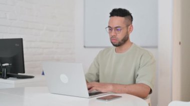 İşte Sırt Ağrısı Olan İspanyol Adam