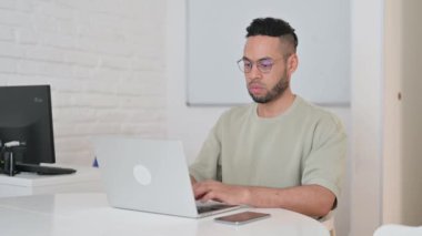 Başı ağrıyan İspanyol Adam