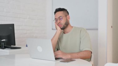 Laptop 'ta çalışırken Uyuyan İspanyol Adam