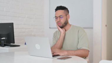 Diş ağrısı olan İspanyol bir adam.