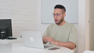 Laptop 'ta Kayıp İspanyol Adam