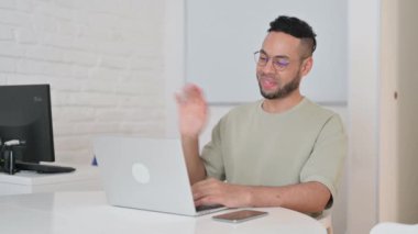 İspanyol Adamın Çevrimiçi Video Sohbeti