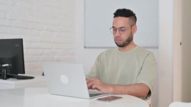 Ofiste Çalışan İspanyol Adam 'dan Baş Parmakla