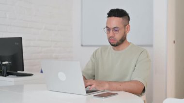 İspanyol Adam Ofiste Kameraya Bakıyor