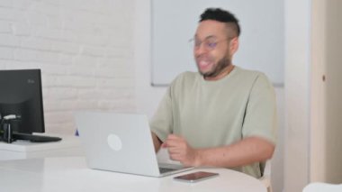 Çevrimiçi Başarıyı Kutlayan İspanyol Adam