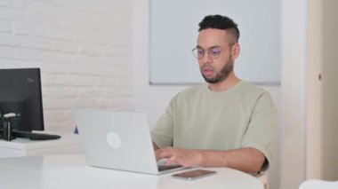 Ofiste Çalışan İspanyol Adam 'dan Başparmak İndirme