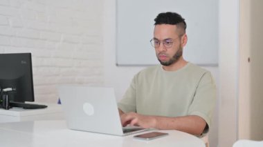 İşteki jestleri reddeden İspanyol Adam