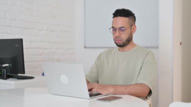 İspanyol adam kameraya bakarken şok oldu.