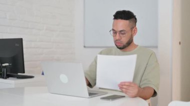 Laptop ile İş Raporu Üzerinde Çalışan İspanyol Adam